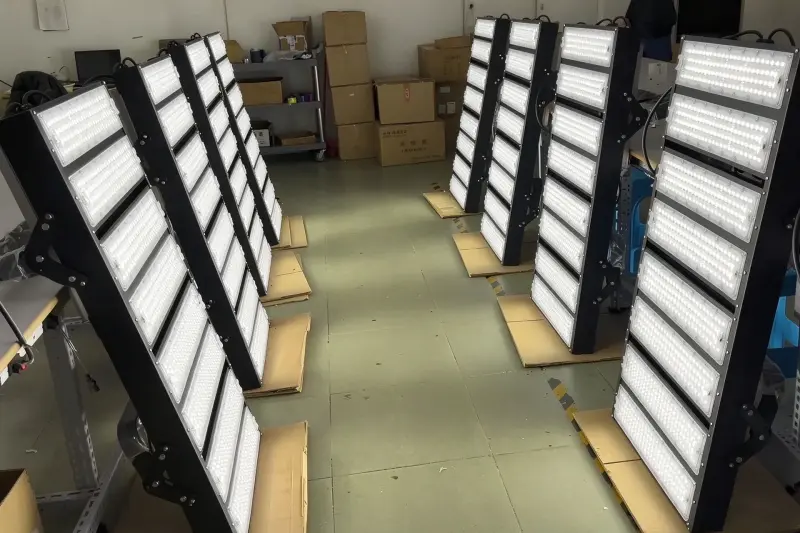 2000W एलईडी फ्लडलाइट के 8 सेट टोगो भेजे गए